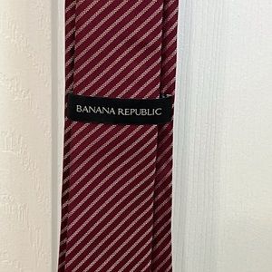 SELLING BANANA REPUBLIC TIE FOR MEN STRIPPED COLOR COLOR RED WINE PRE- OWNED